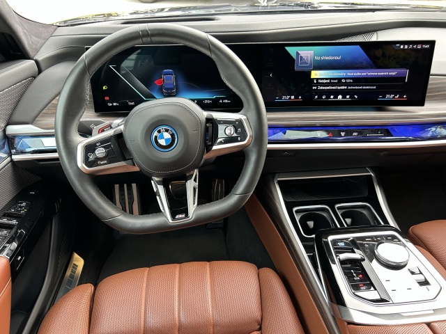 BMW i7