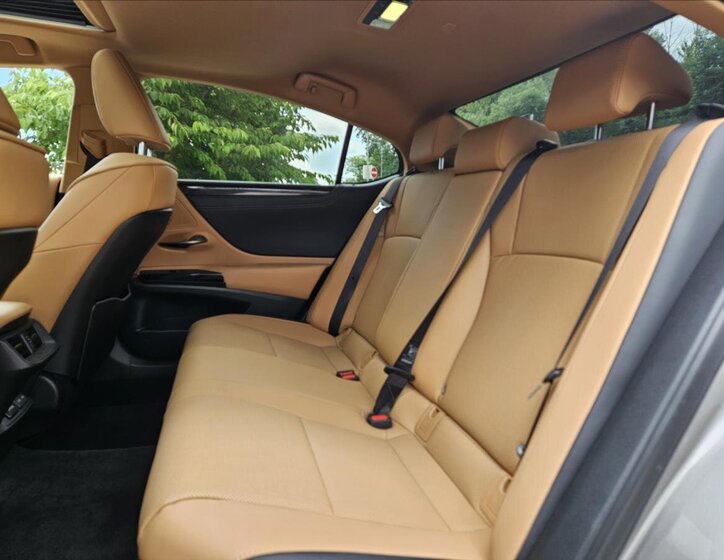 Lexus ES 300h Sedan / Limuzína 2,5 l 160 kw