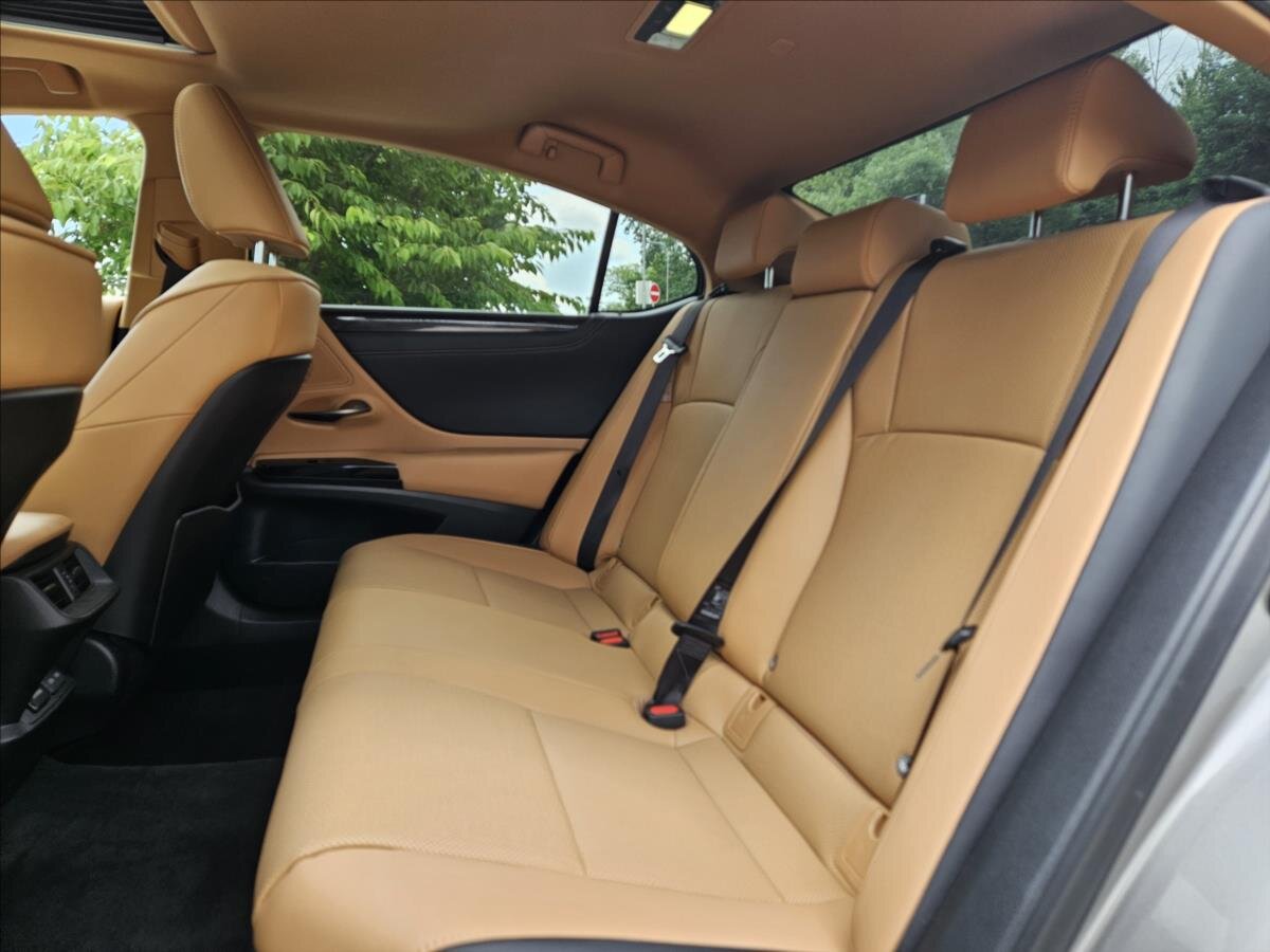 Lexus ES 300h Sedan / Limuzína 2,5 l 160 kw
