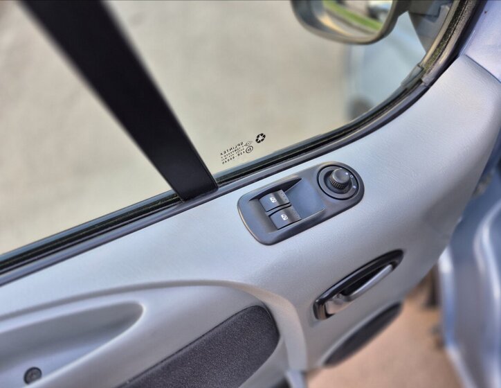 Opel Vivaro Kombi 2,5 l 107 kw