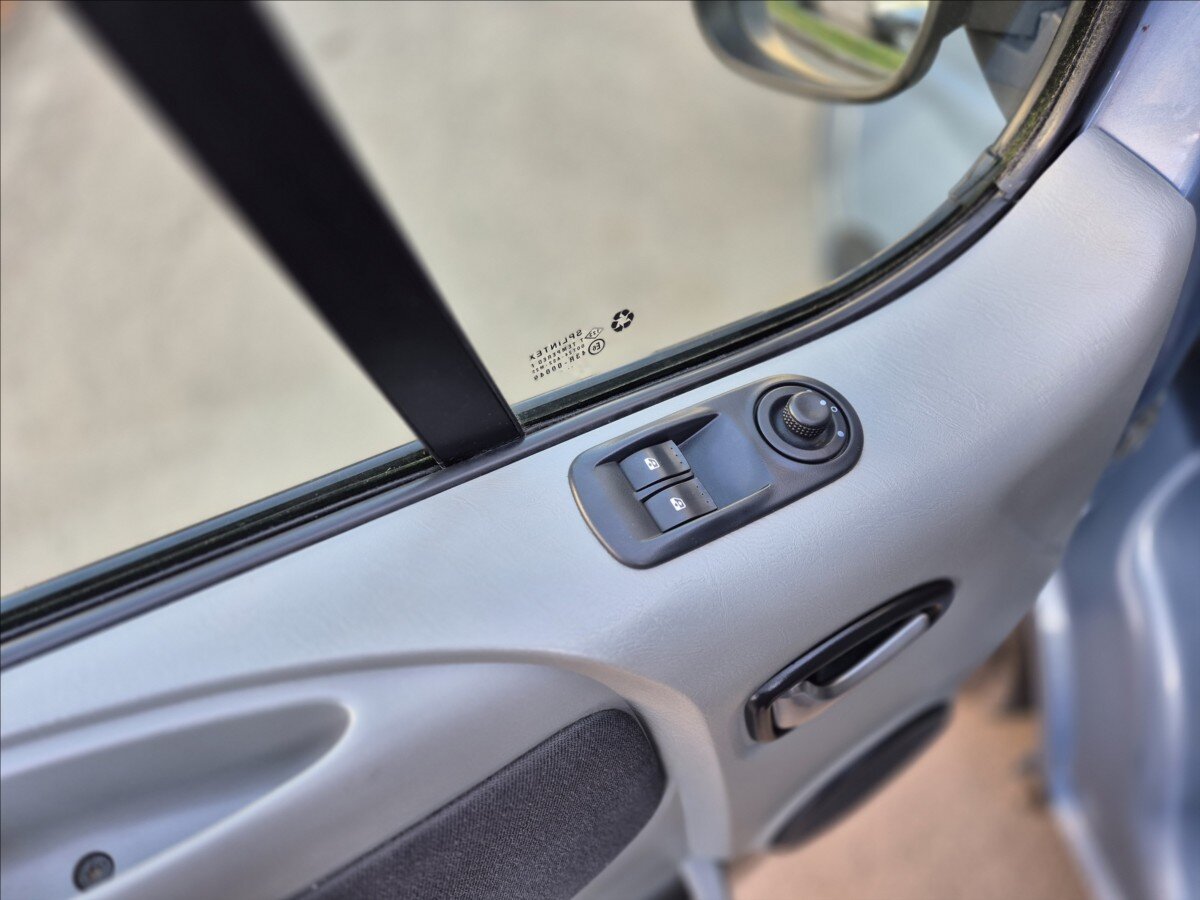 Opel Vivaro Kombi 2,5 l 107 kw