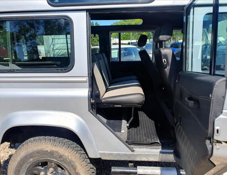 Land Rover Defender 16
