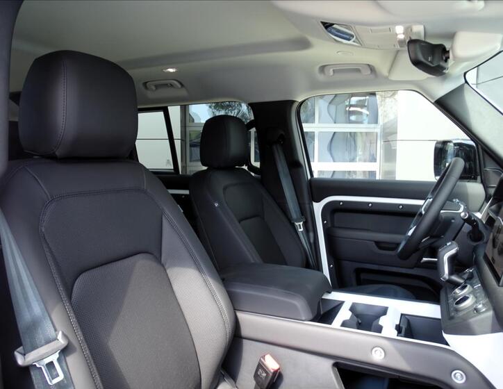 Land Rover Defender 27