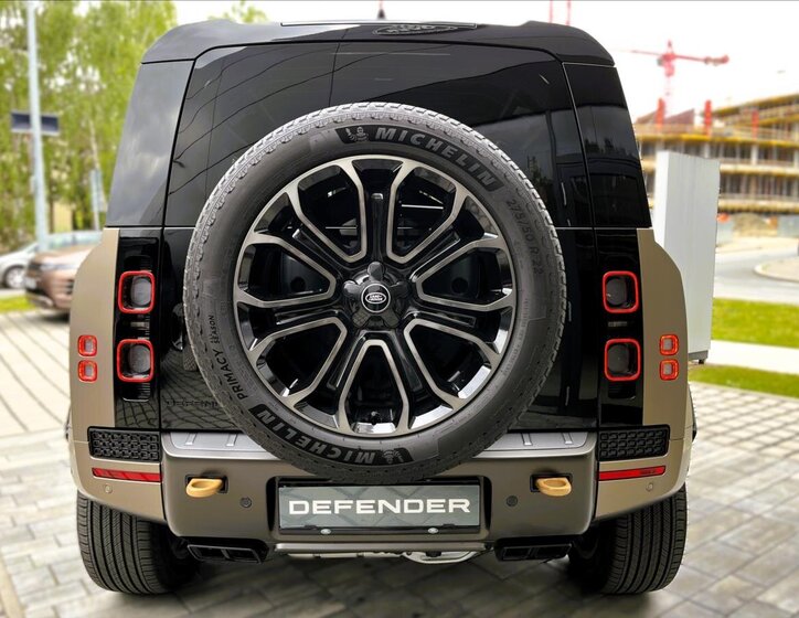 Land Rover Defender SUV / Terénní 4,4 l 467 kw