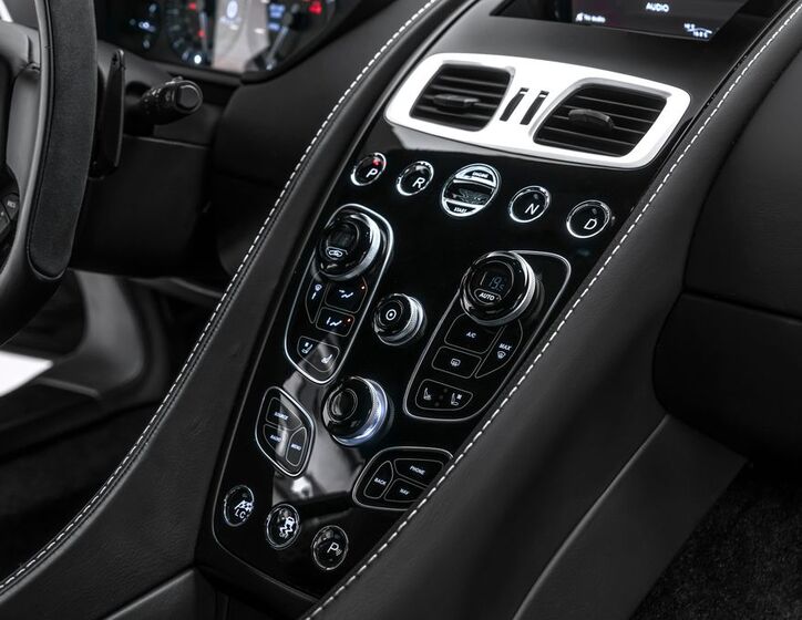 Aston Martin Vanquish 26