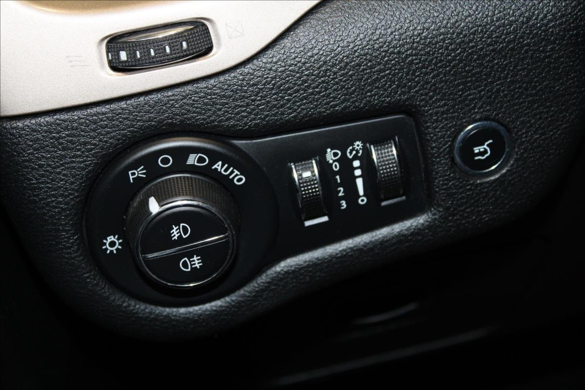 Jeep Cherokee SUV / Terénní 2,2 l 136 kw