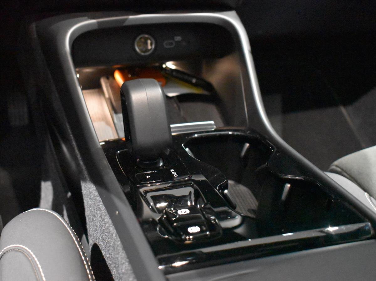 Volvo XC40 SUV / Terénní 2,0 l 145 kw