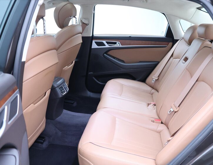 Hyundai Genesis Sedan / Limuzína 3,8 l 232 kw