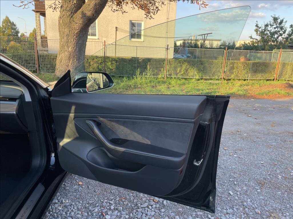 Tesla Model 3 Sedan 0,0 239 kw