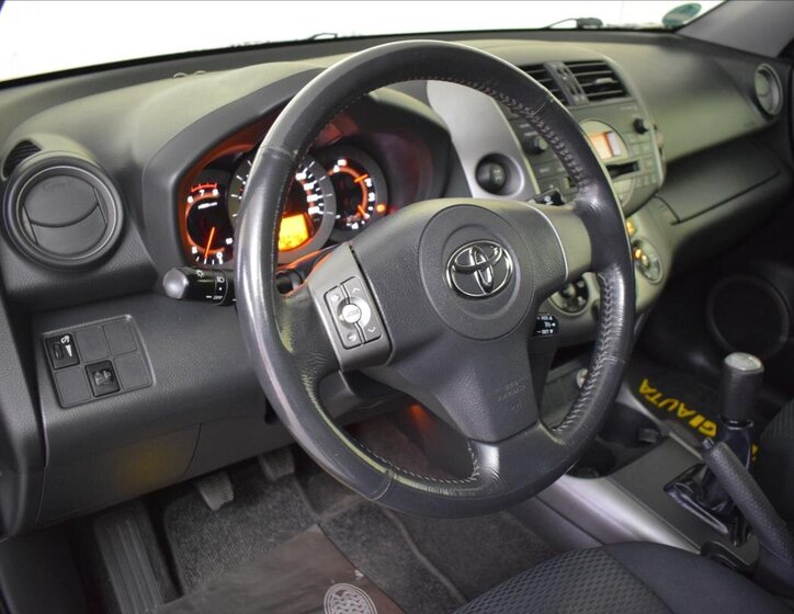 Toyota RAV4 SUV 2,0 l 112 kw