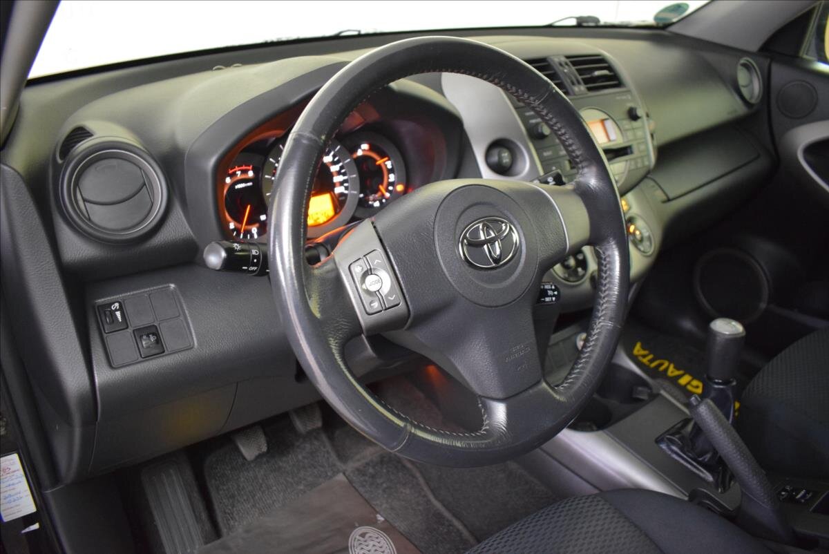 Toyota RAV4 SUV 2,0 l 112 kw