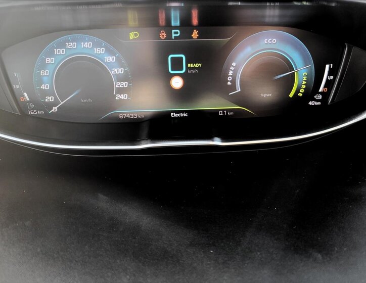 Peugeot 3008 SUV 1,6 l 133 kw