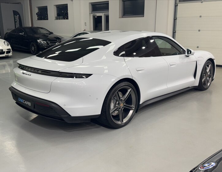 Porsche Taycan 4