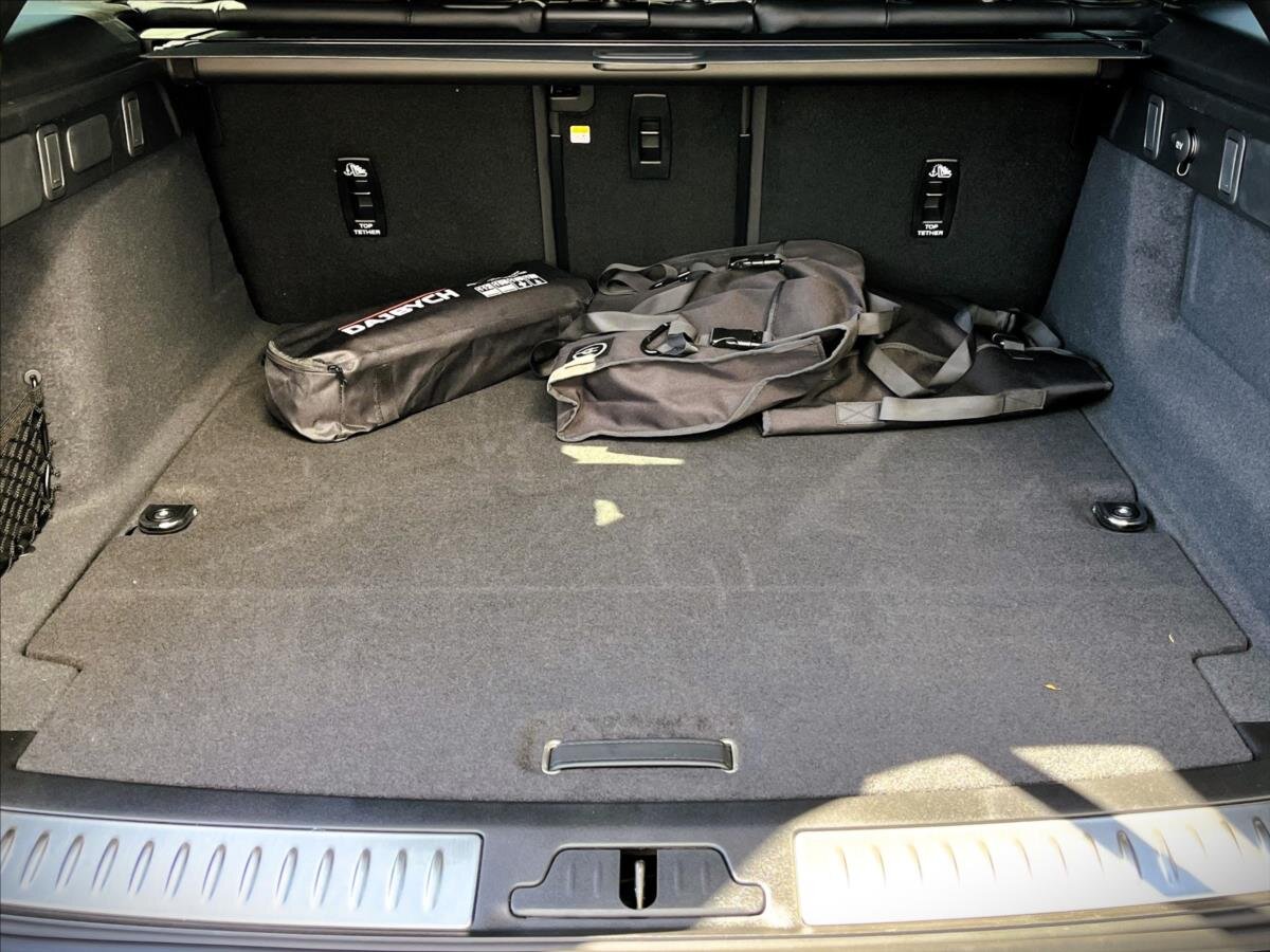 Land Rover Range Rover Velar SUV / Terénní 2,0 l 297 kw