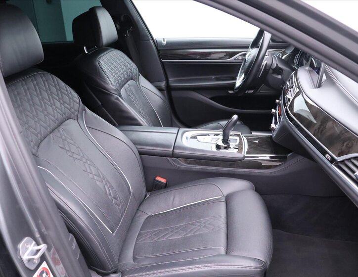 BMW Řada 7 Sedan 4,4 l 330 kw