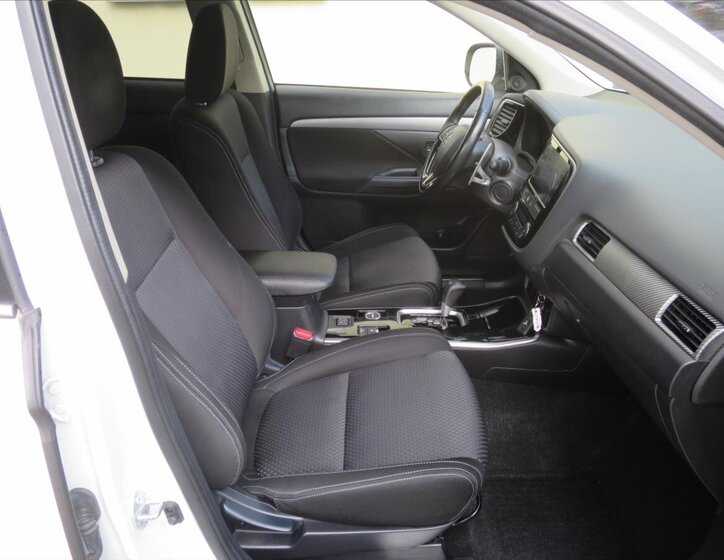Mitsubishi Outlander SUV / Terénní 2,3 l 110 kw