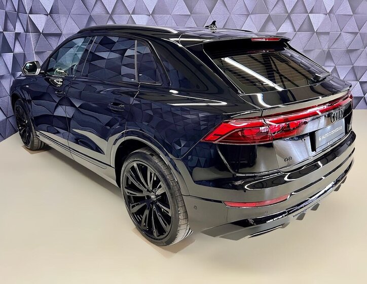 Audi Q8 4