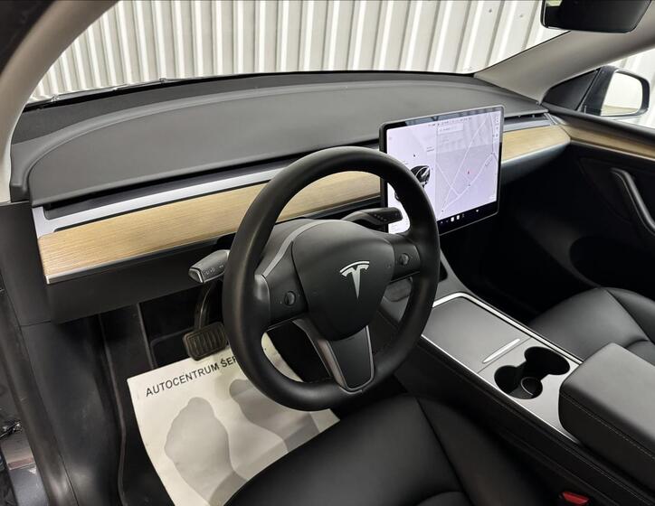 Tesla Model Y 14