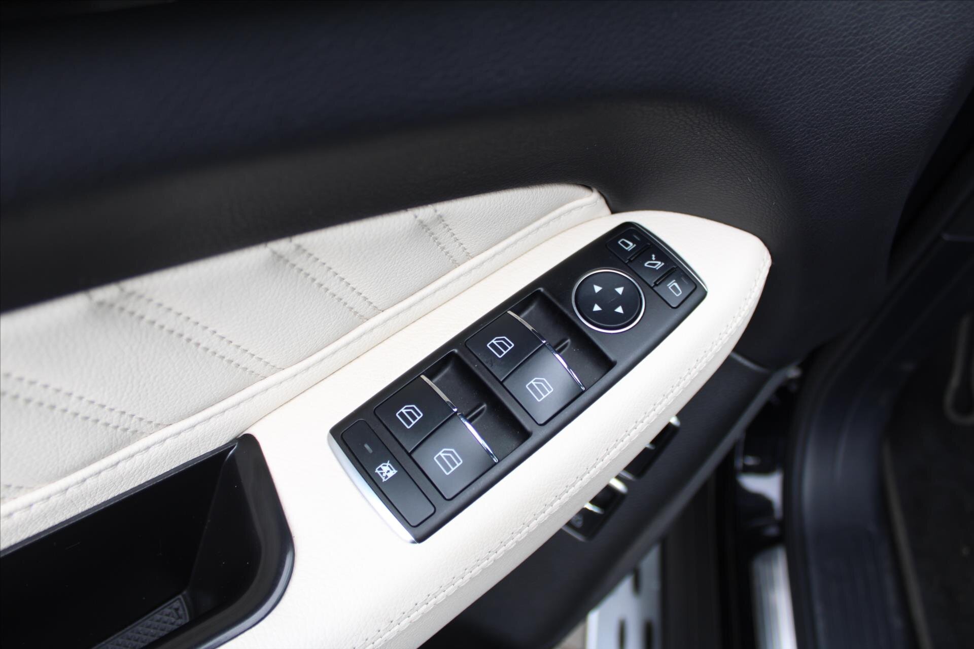 Mercedes-Benz GLE SUV 4,7 l 335 kw