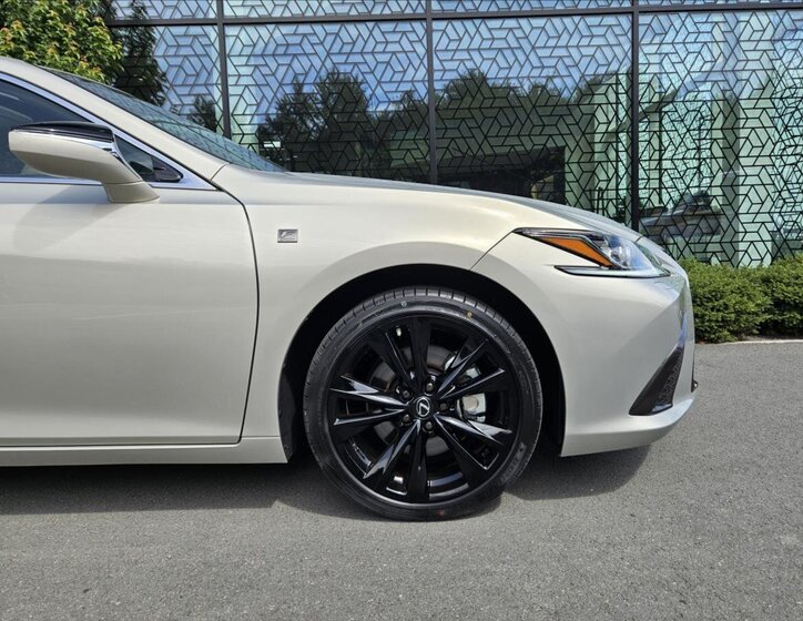 Lexus ES 300h Sedan / Limuzína 2,5 l 160 kw