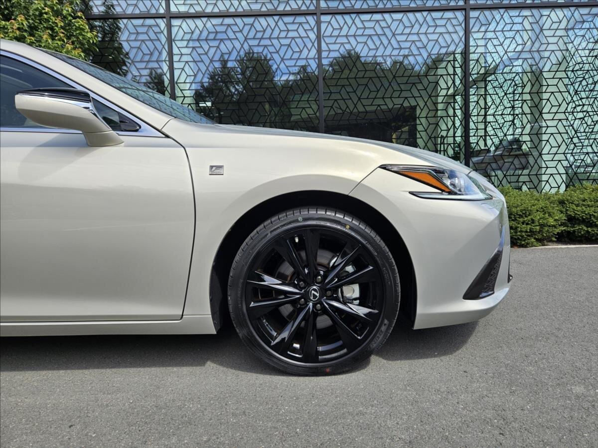 Lexus ES 300h Sedan / Limuzína 2,5 l 160 kw