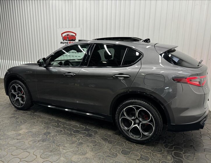 Alfa Romeo Stelvio 5