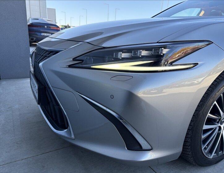 Lexus ES 300h Sedan / Limuzína 2,5 l 131 kw