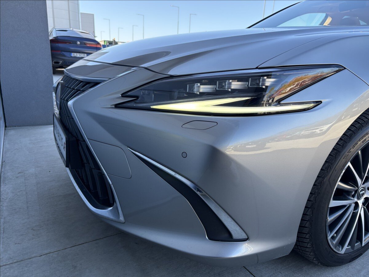 Lexus ES 300h Sedan / Limuzína 2,5 l 131 kw