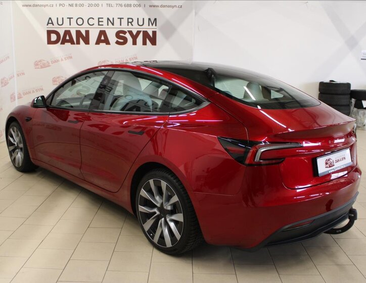 Tesla Model 3 Sedan / Limuzína 0,0 366 kw
