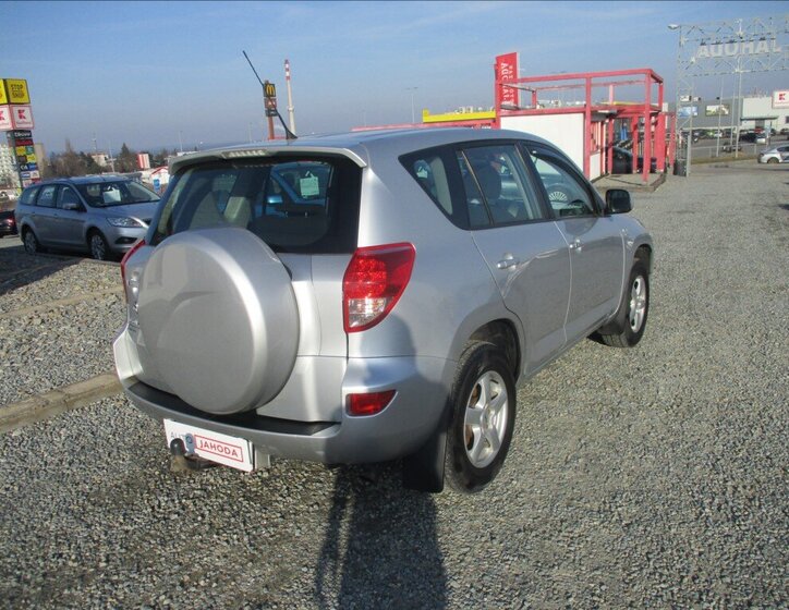Toyota RAV4 SUV 2,2 l 100 kw