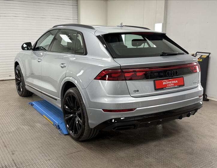 Audi Q8 4