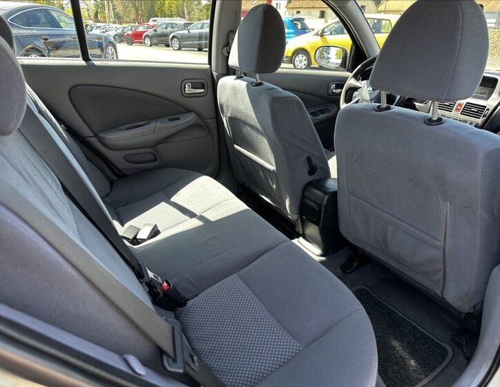 Nissan Almera Hatchback 1,5 l 72 kw