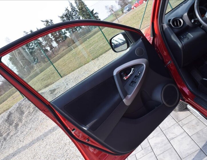Toyota RAV4 SUV / Terénní 2,2 l 100 kw