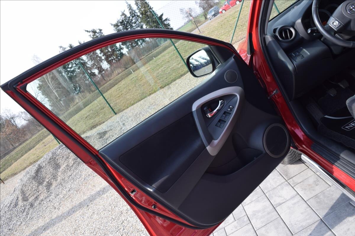 Toyota RAV4 SUV / Terénní 2,2 l 100 kw