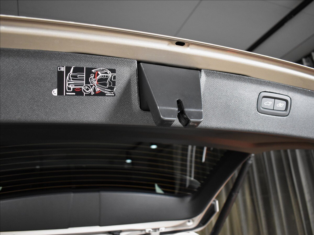 Volvo XC90 SUV / Terénní 2,0 l 335 kw