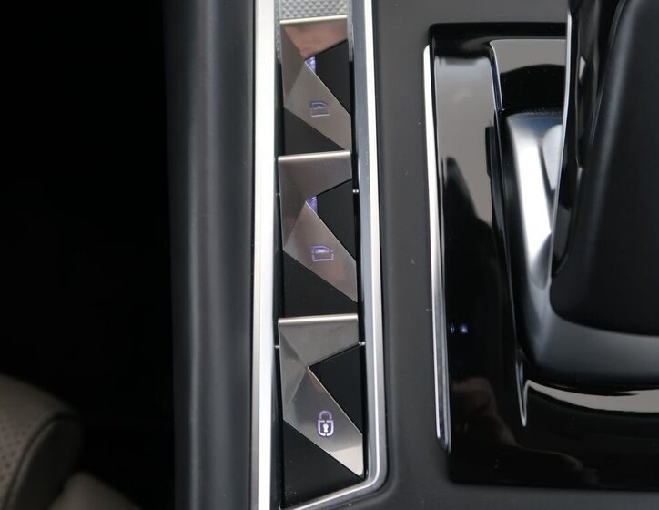 DS Automobiles DS9 Sedan / Limuzína 1,6 l 147 kw