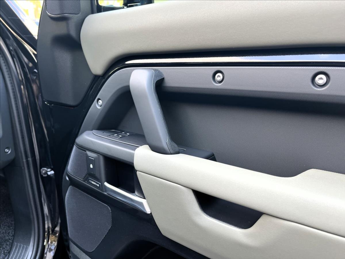 Land Rover Defender SUV / Terénní 3,0 l 147 kw