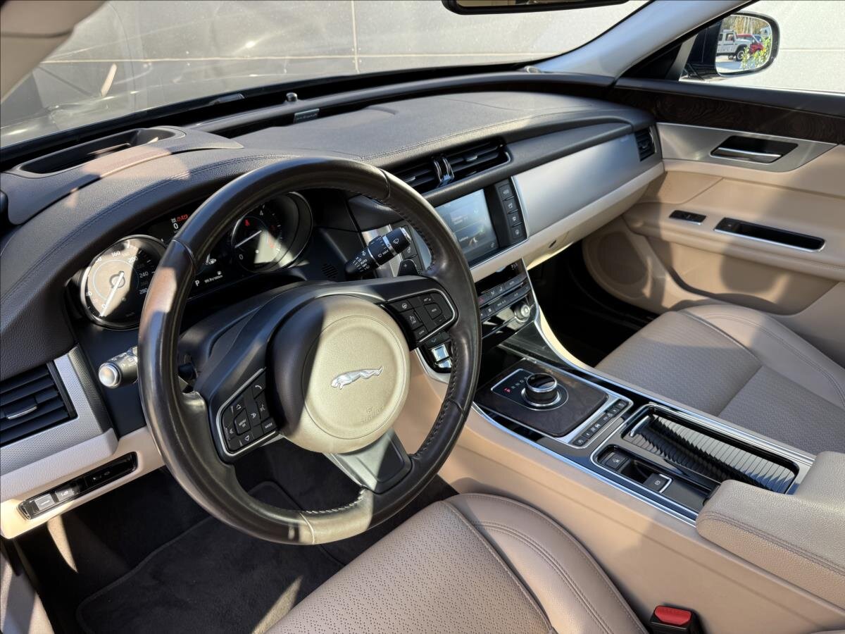 Jaguar XF Sedan / Limuzína 2,0 l 132 kw