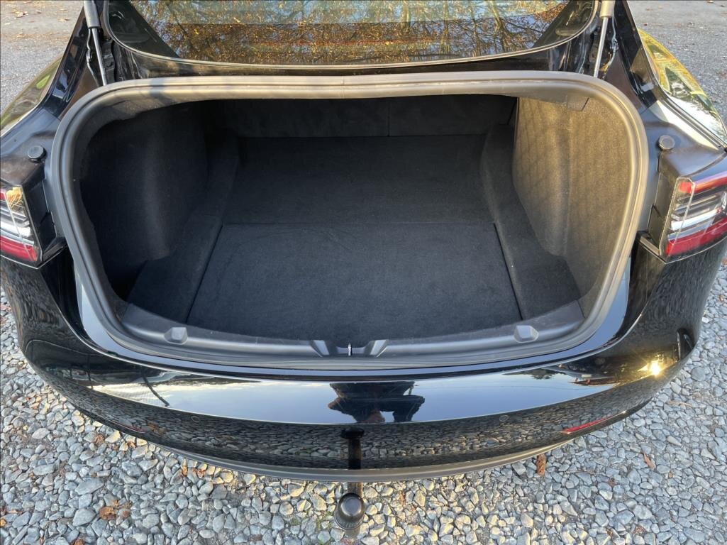 Tesla Model 3 Sedan / Limuzína 0,0 239 kw