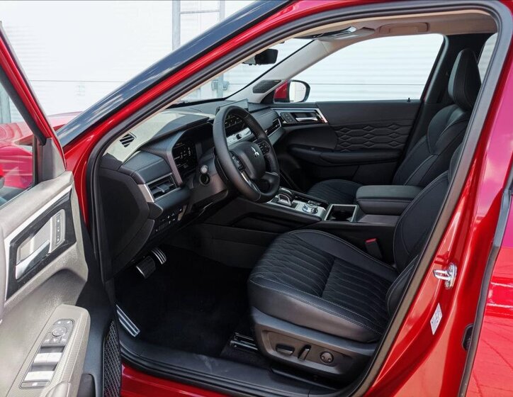 Mitsubishi Outlander SUV 2,4 l 225 kw