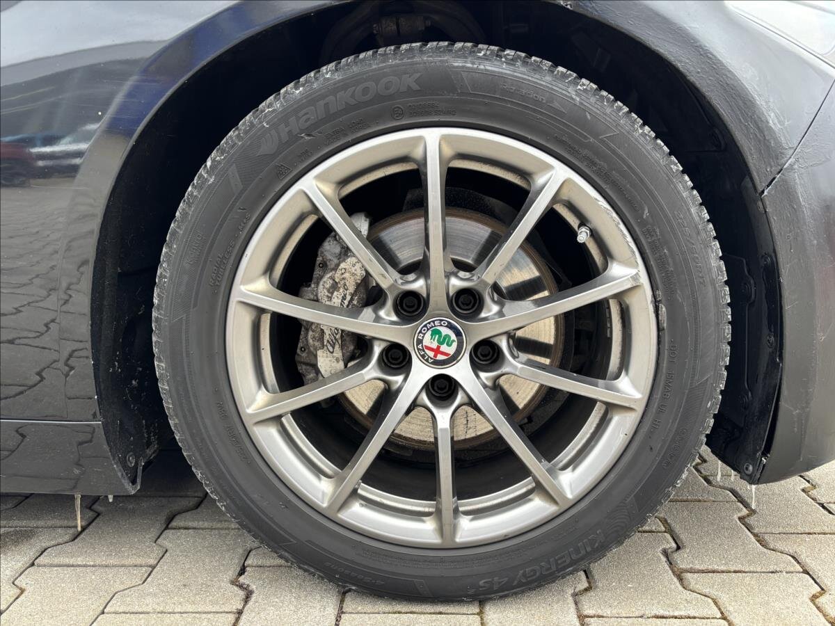 Alfa Romeo Giulia Sedan / Limuzína 2,1 l 132 kw