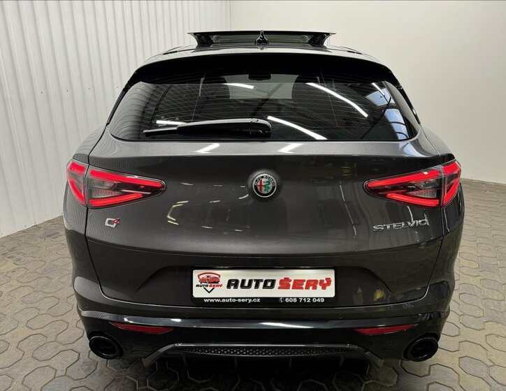 Alfa Romeo Stelvio 7
