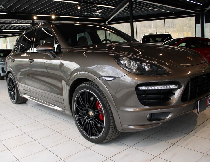 Porsche Cayenne 1