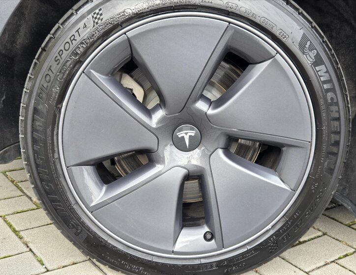 Tesla Model 3 Sedan / Limuzína 0,0 208 kw