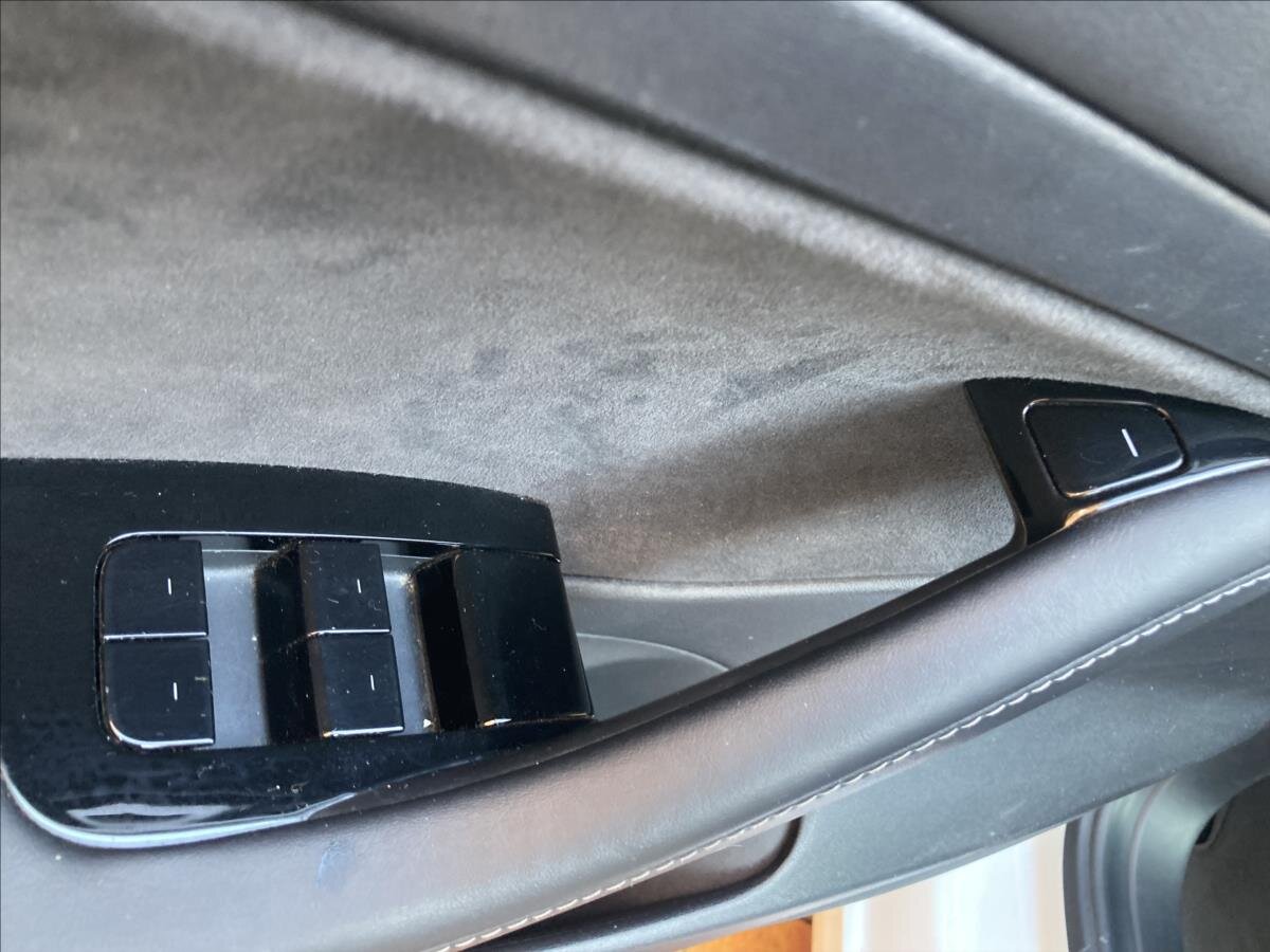 Tesla Model 3 Sedan 0,0 208 kw