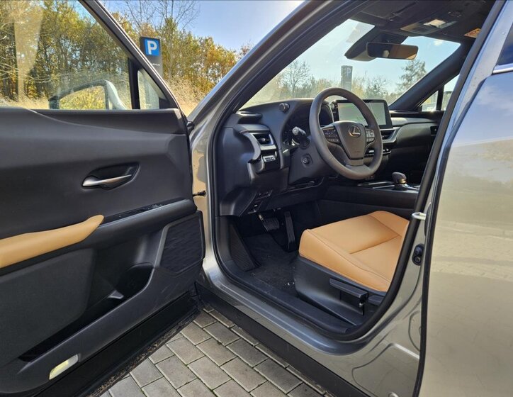 Lexus UX 300h Hatchback 2,0 l 146 kw