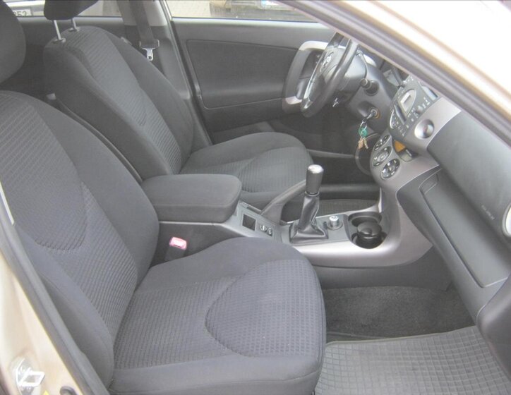 Toyota RAV4 Kombi 2,0 l 112 kw