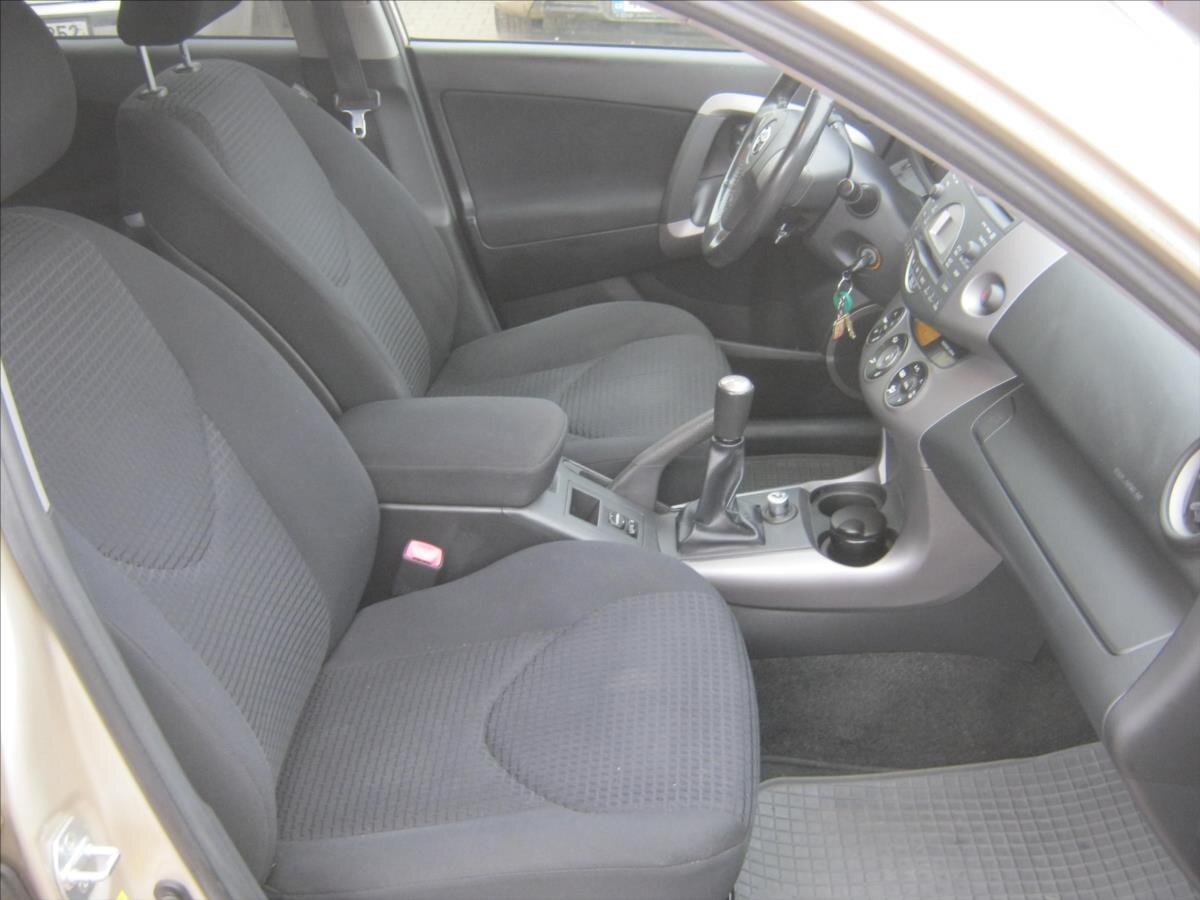 Toyota RAV4 Kombi 2,0 l 112 kw