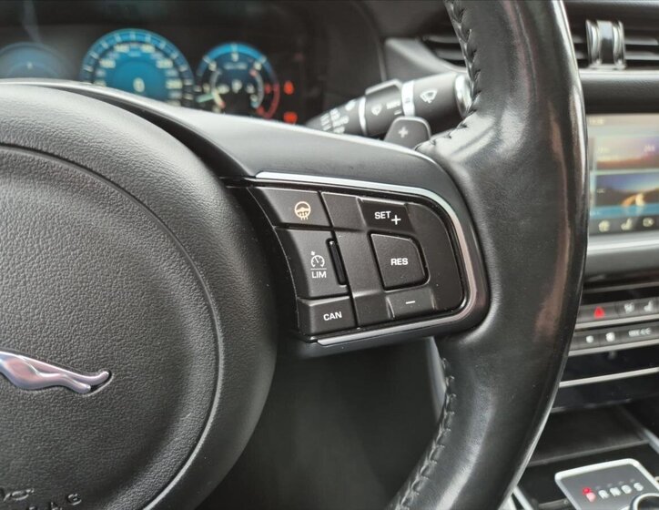 Jaguar XF Sedan / Limuzína 3,0 l 221 kw