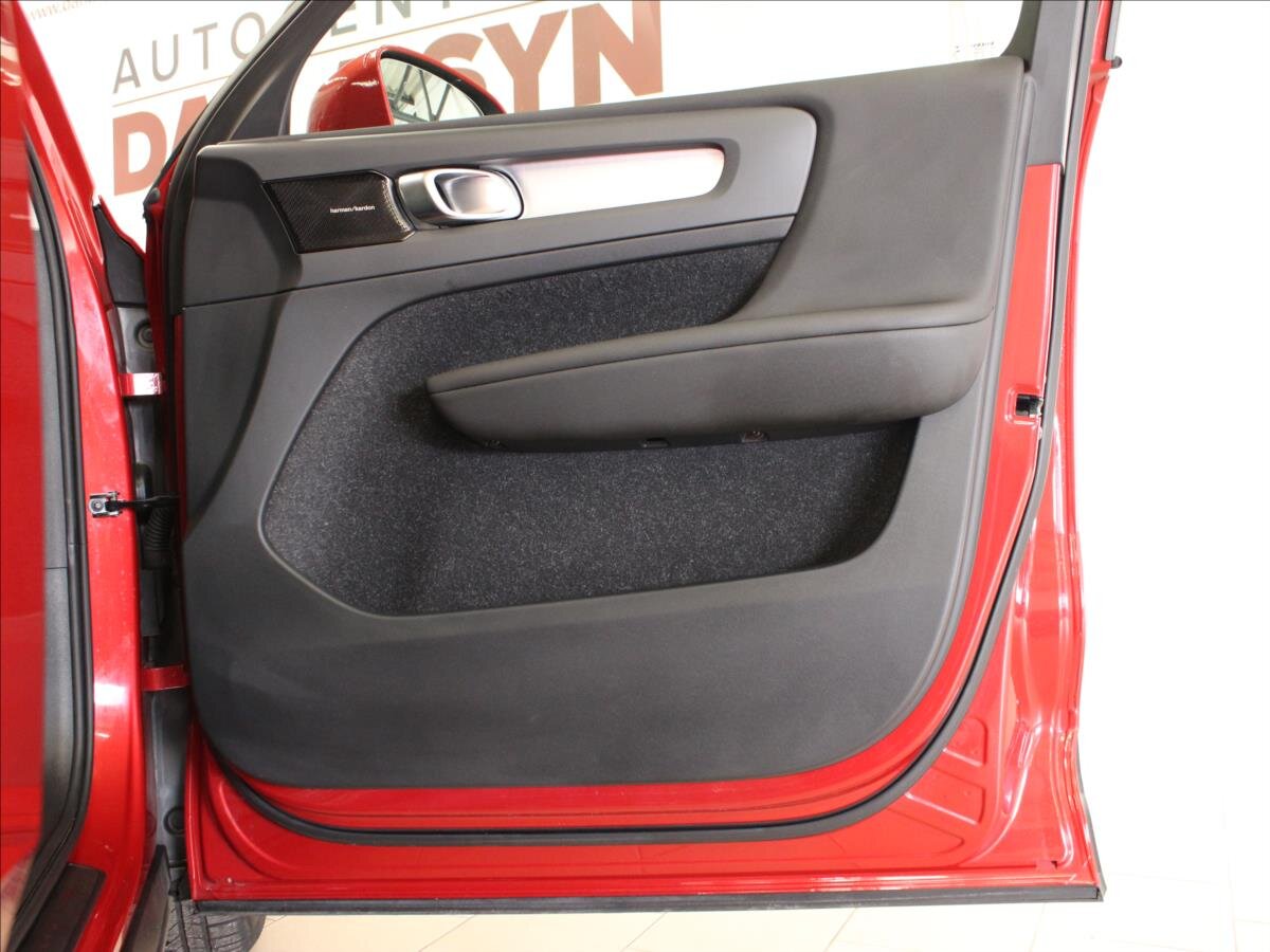 Volvo XC40 SUV / Terénní 2,0 l 182 kw